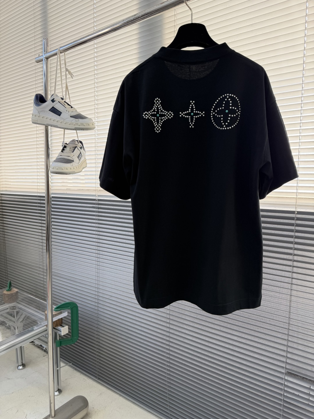 -驴牌 2025fw新款T恤，绿松切片配以莹亮珠片于胸前，后幅三花四叶草图案彰显品牌调性，300克纯棉面