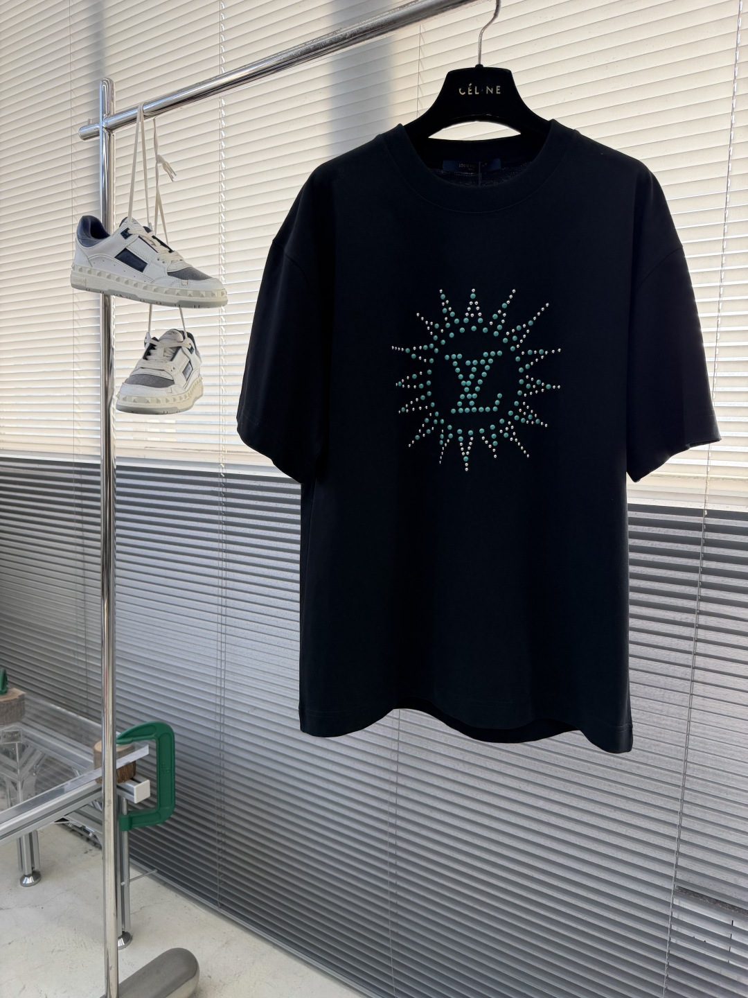 -驴牌 2025fw新款T恤，绿松切片配以莹亮珠片于胸前，后幅三花四叶草图案彰显品牌调性，300克纯棉面