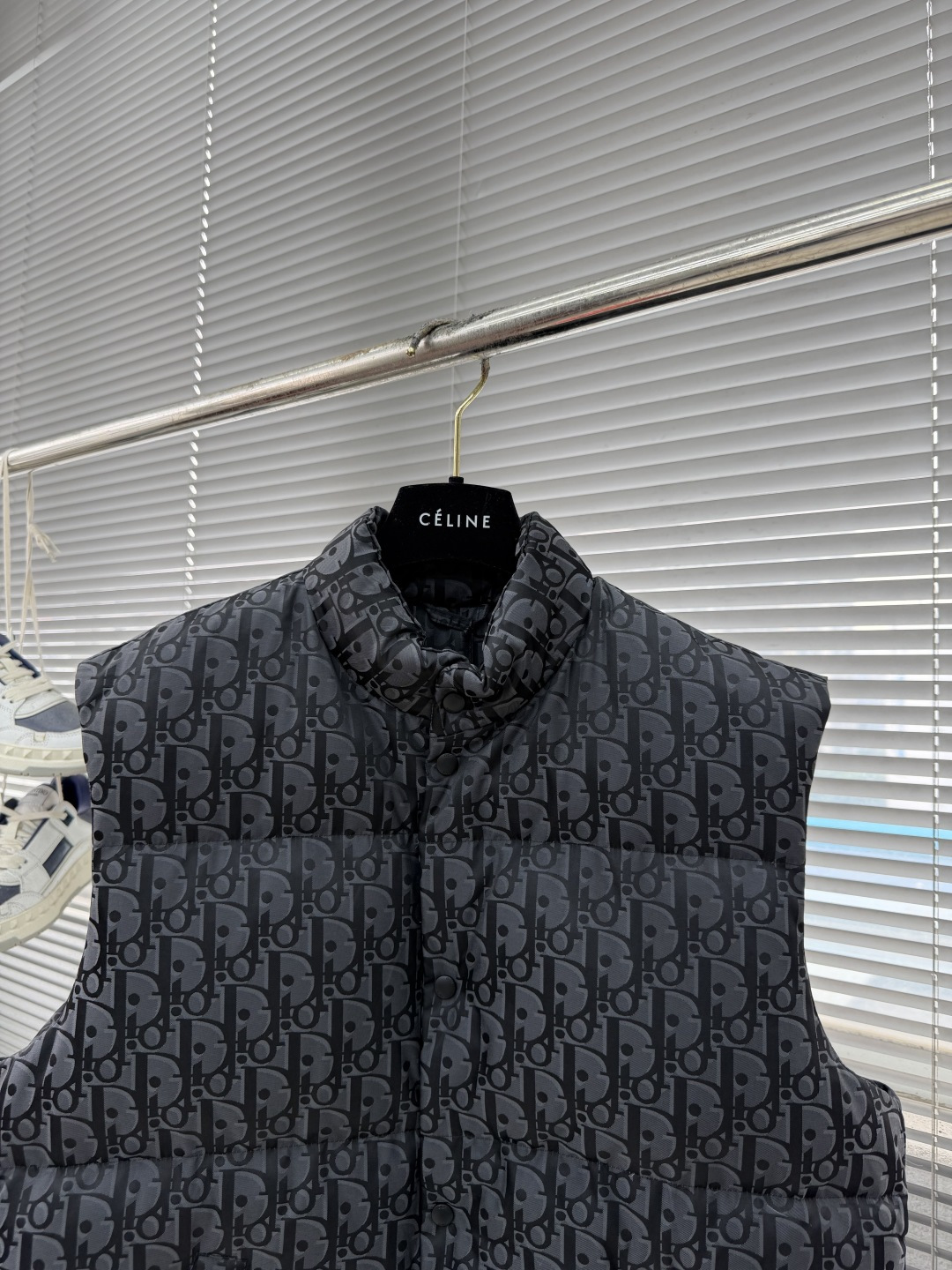 -Dio 25fw新款羽绒背心 黑色棉质混纺面料 Oblique 印花这款羽绒背心突显 Dior 经典的