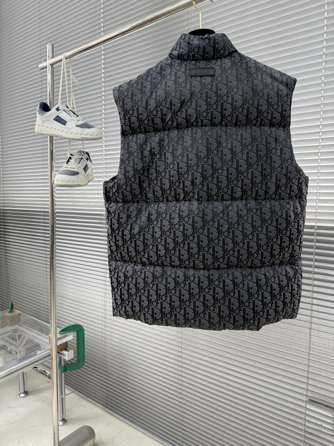 -Dio 25fw新款羽绒背心 黑色棉质混纺面料 Oblique 印花这款羽绒背心突显 Dior 经典的