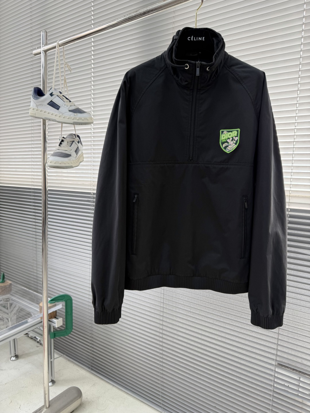 NO:743482,The highest version on the market, the girl will inspect the goods, trim the three marks on the threads, and deliver the goods. You can post pictures and take videos. If you want quality or service, please add me on WeChat. We will not accept urgent orders. -Dio Mountain  Pullover jacket, this pullover jacket is a new product in the 2026 spring men's wear series. It is decorated with multi-color patches to enhance the style, showing the alpine spirit and the classic logo of haute couture style inspired by Dio archives. It is carefully made of black cotton blended twill fabric, with zipper pockets and zipper collar, decorated with elastic details and embellished with the Dio Mountain logo on the back. It can be paired with matching sports trousers to create a fashionable classic look. The style is novel and unique, and the upper body is handsome and generous!  Size 46 48 50 52 Length 65676971 Bust 112 116 120 124 Sleeve length 81828384, Dior-clothing, dior, dior, jackets & coats,19860909市面最高版本小妹验货、修剪线头上三标、发货可发图及拍视频,要品质要服务的加我微信,不接急单. -Dio Mountain 套头夹克,这款套头夹克是二零二六春季男装系列新品,饰以多色补丁提升格调,展现高山精神和灵感源自Dio档案的高订风格经典标识.采用黑色棉质混纺斜纹面料精心制作,搭配拉链口袋和拉链衣领,饰以弹力细节,背面点缀以Dio Mountain标志.可与配套的运动长裤搭配,打造时尚的经典造型,款式新颖独特,上身帅气大方！ 码数46 48 50 52 衣长65676971 胸围 112 116 120 124 袖长81828384,迪奥-服装,dior,dior,jackets & coats,,Women's clothing