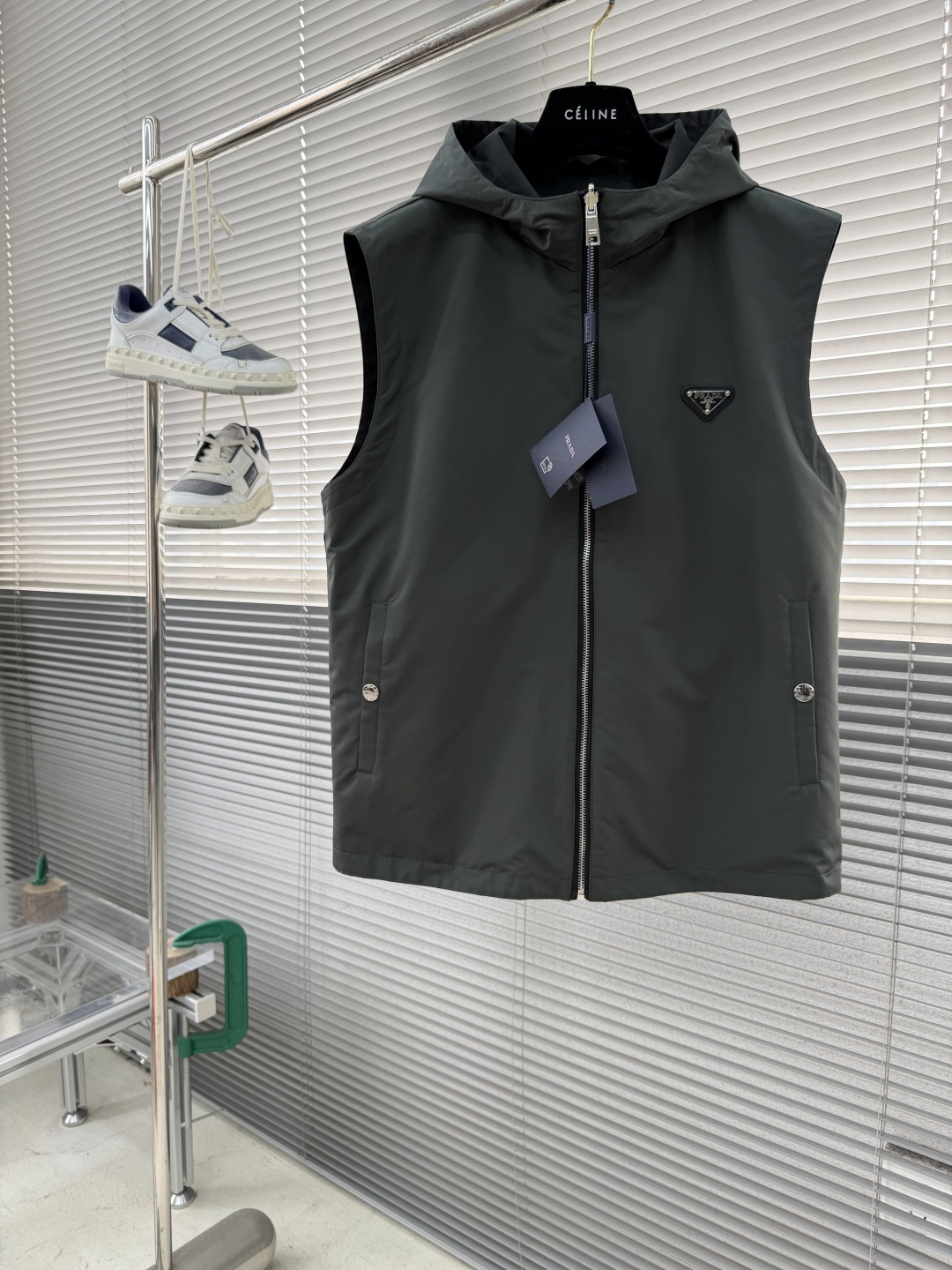 -PRAD 男士休闲定制双面马甲外套。穿上简约干练的休闲外套，瞬间重回时髦霸气，又是活力满满的状态。史前