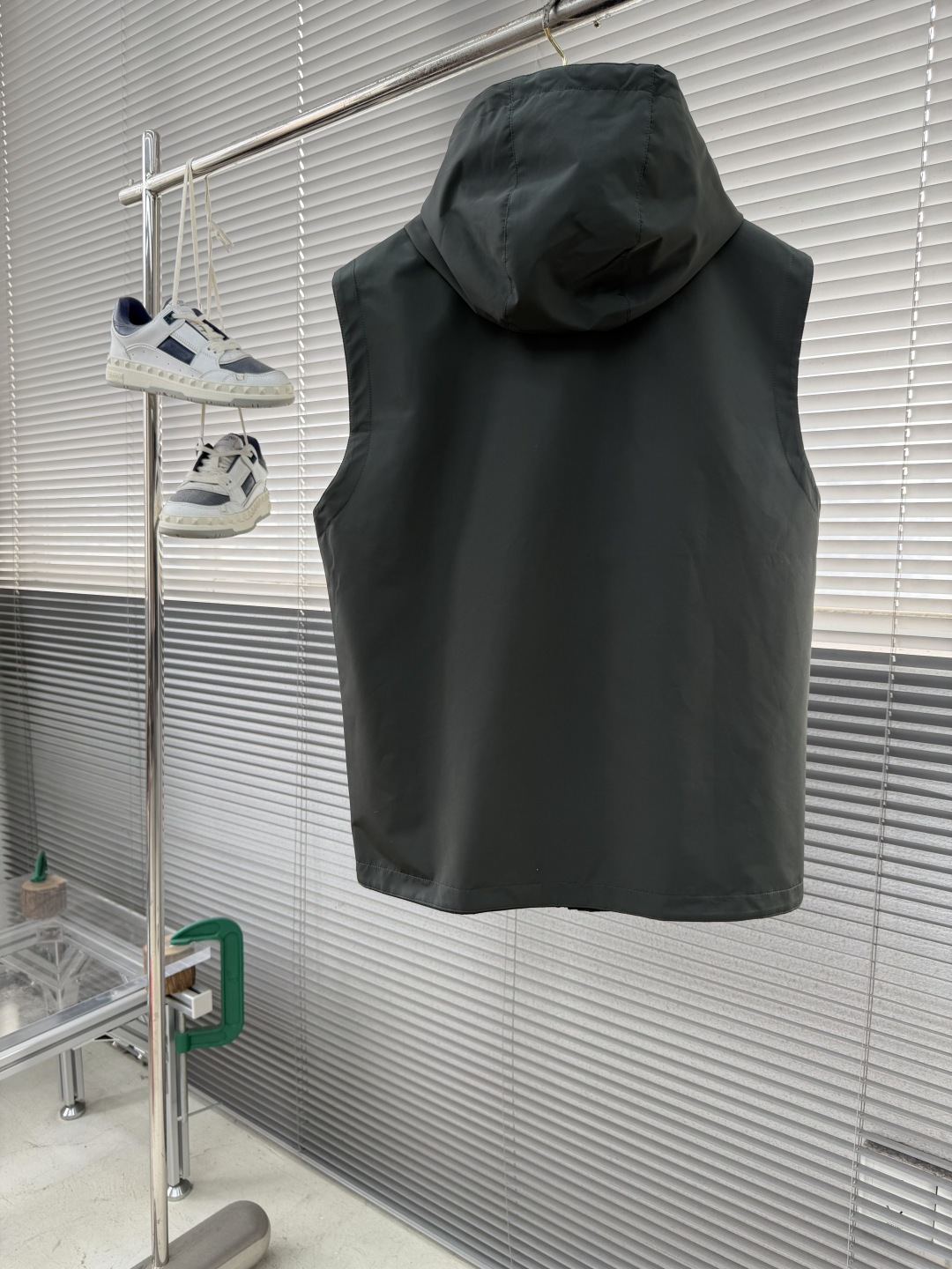 -PRAD 男士休闲定制双面马甲外套。穿上简约干练的休闲外套，瞬间重回时髦霸气，又是活力满满的状态。史前