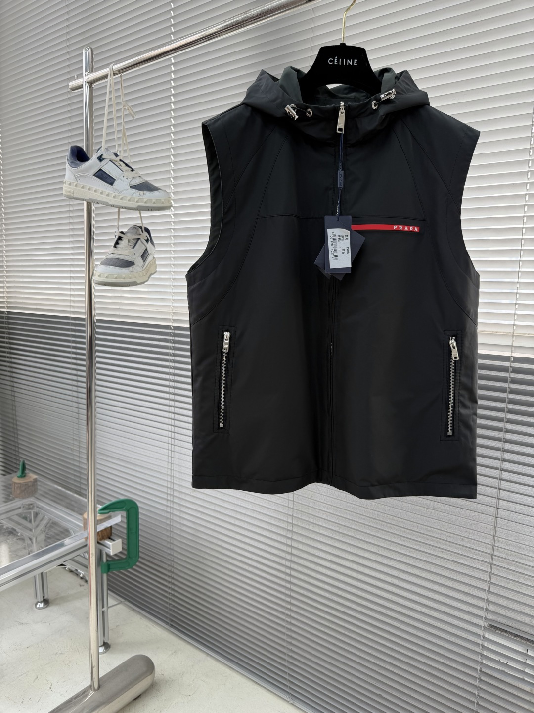 -PRAD 男士休闲定制双面马甲外套。穿上简约干练的休闲外套，瞬间重回时髦霸气，又是活力满满的状态。史前