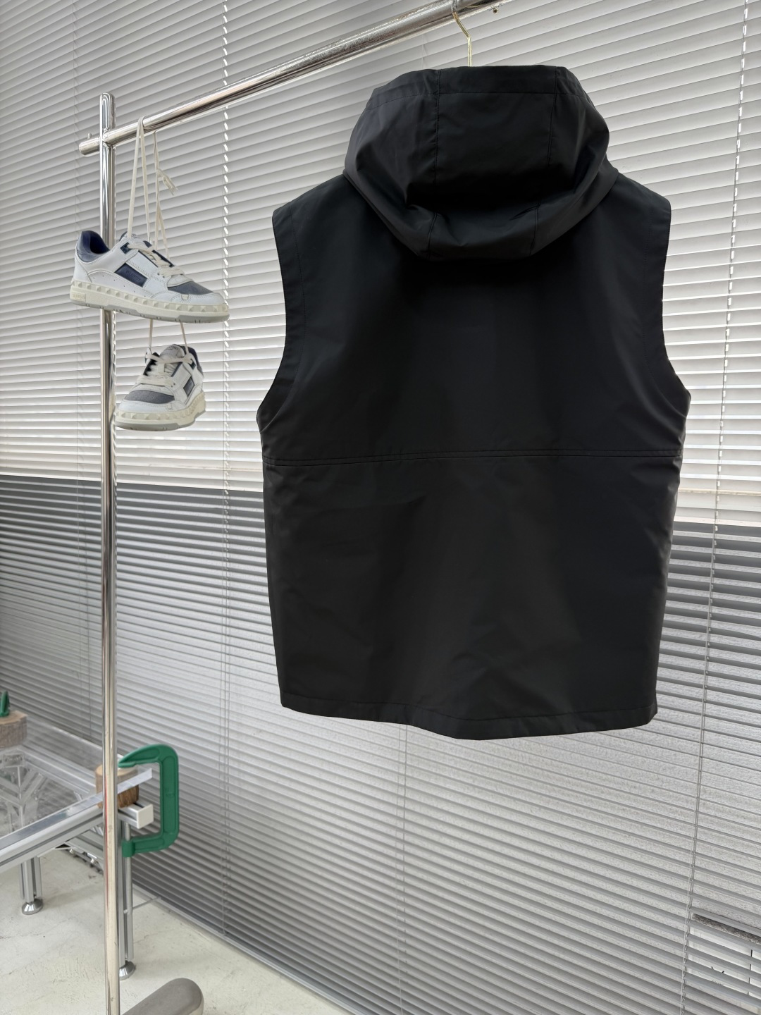 -PRAD 男士休闲定制双面马甲外套。穿上简约干练的休闲外套，瞬间重回时髦霸气，又是活力满满的状态。史前