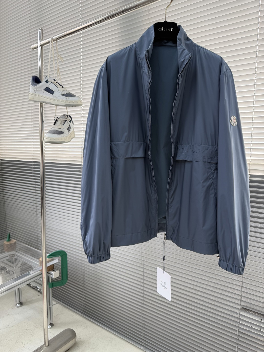 -mon 立领休闲夹克外套。穿上简约干练的休闲外套，瞬间重回时髦霸气，又是活力满满的状态。史前最流行的拉