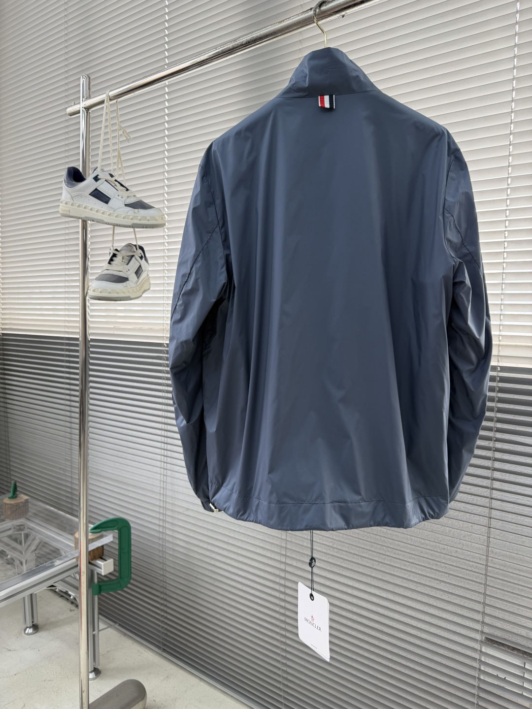 -mon 立领休闲夹克外套。穿上简约干练的休闲外套，瞬间重回时髦霸气，又是活力满满的状态。史前最流行的拉