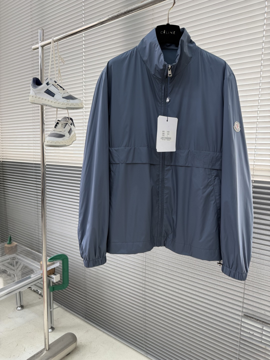 -mon 立领休闲夹克外套。穿上简约干练的休闲外套，瞬间重回时髦霸气，又是活力满满的状态。史前最流行的拉