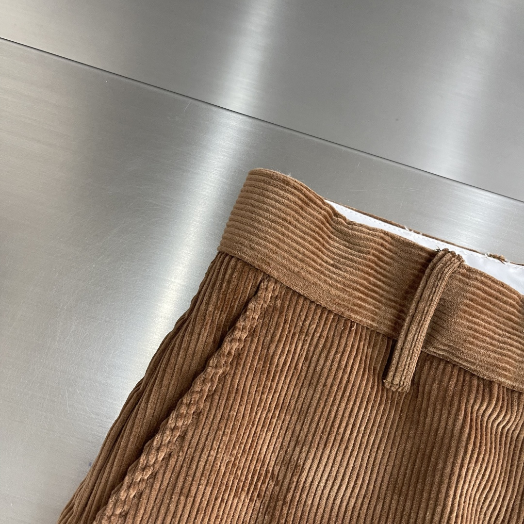 -驴牌 25fw新款休闲灯芯绒长裤本款舒适的长裤，将温暖的粗罗纹灯芯绒、经典色调与宽松的工装剪裁融为一体