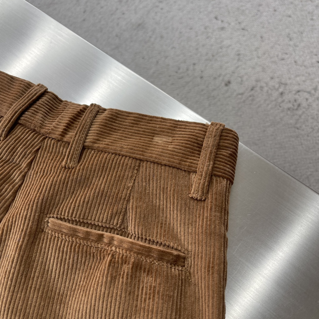 -驴牌 25fw新款休闲灯芯绒长裤本款舒适的长裤，将温暖的粗罗纹灯芯绒、经典色调与宽松的工装剪裁融为一体