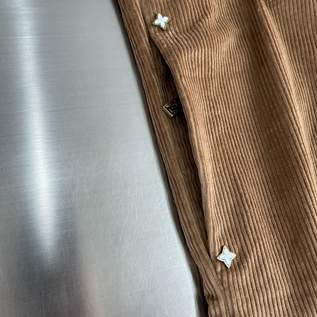 -驴牌 25fw新款休闲灯芯绒长裤本款舒适的长裤，将温暖的粗罗纹灯芯绒、经典色调与宽松的工装剪裁融为一体