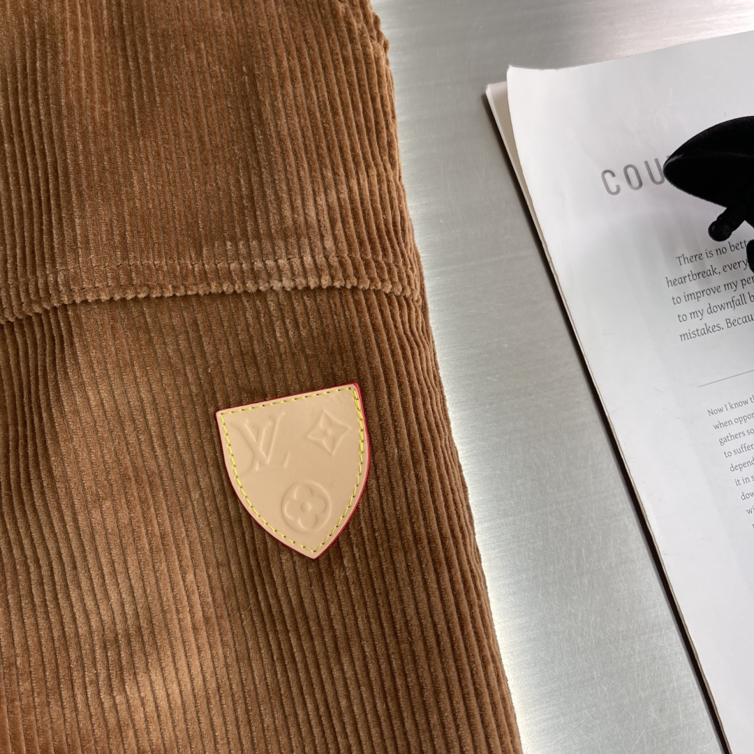 -驴牌 25fw新款休闲灯芯绒长裤本款舒适的长裤，将温暖的粗罗纹灯芯绒、经典色调与宽松的工装剪裁融为一体