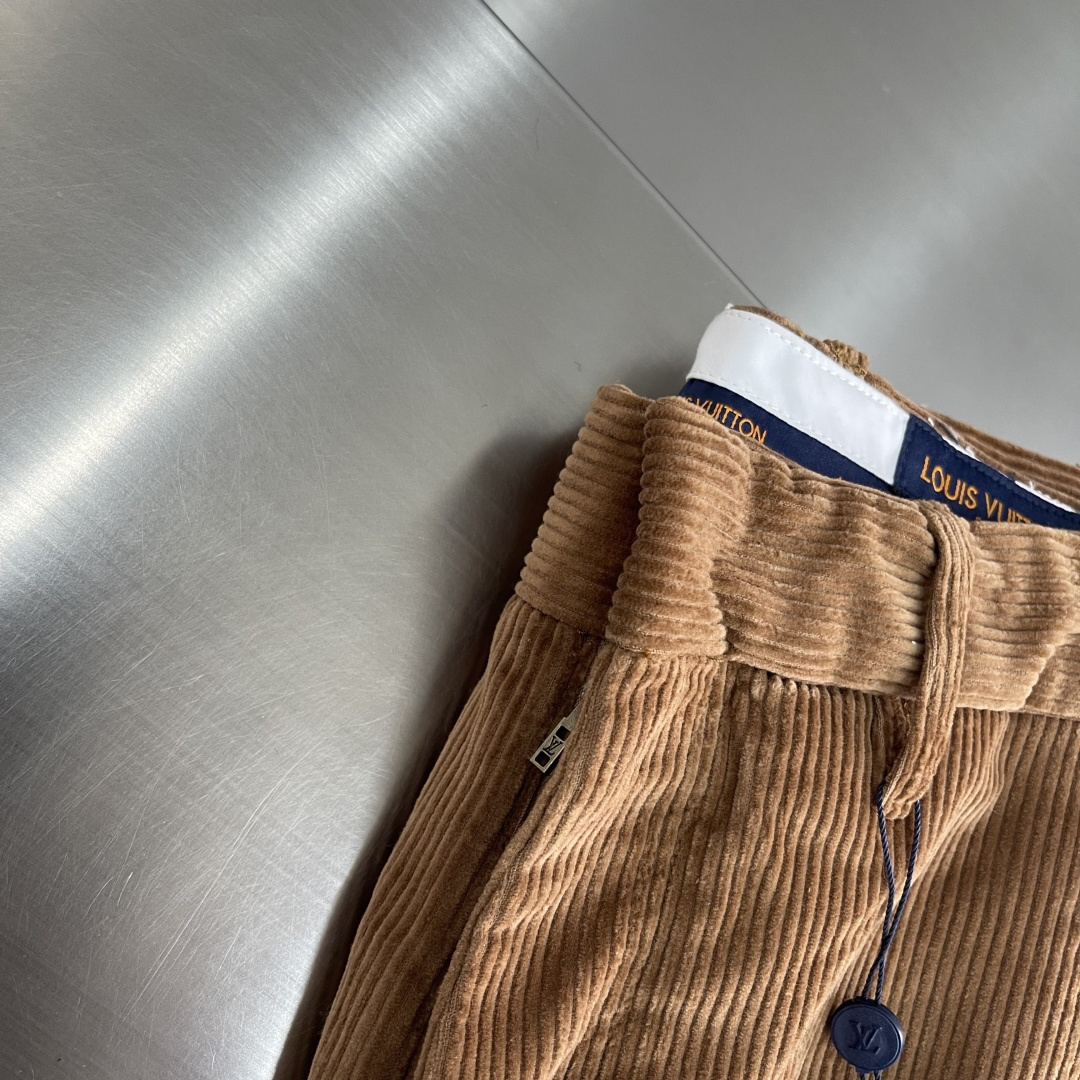 -驴牌 25fw新款休闲灯芯绒长裤本款舒适的长裤，将温暖的粗罗纹灯芯绒、经典色调与宽松的工装剪裁融为一体