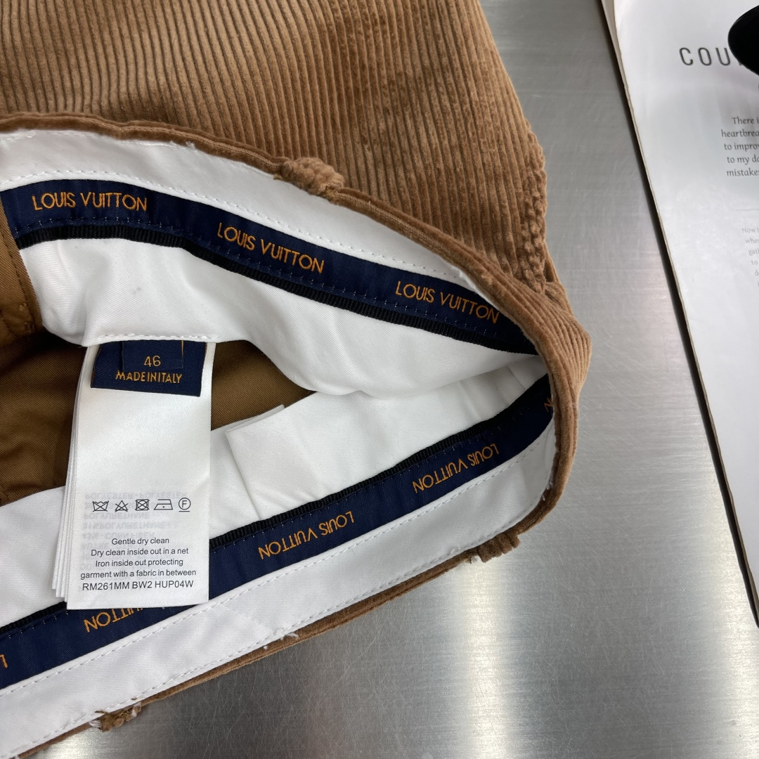 -驴牌 25fw新款休闲灯芯绒长裤本款舒适的长裤，将温暖的粗罗纹灯芯绒、经典色调与宽松的工装剪裁融为一体