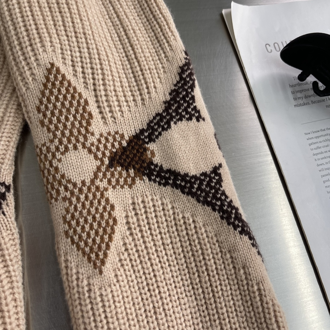 -驴牌 25fw新款针织圆领衫本款粗针织圆领衫取材负责任采购的细腻绵羊毛，醒目绽放 Monogram 花