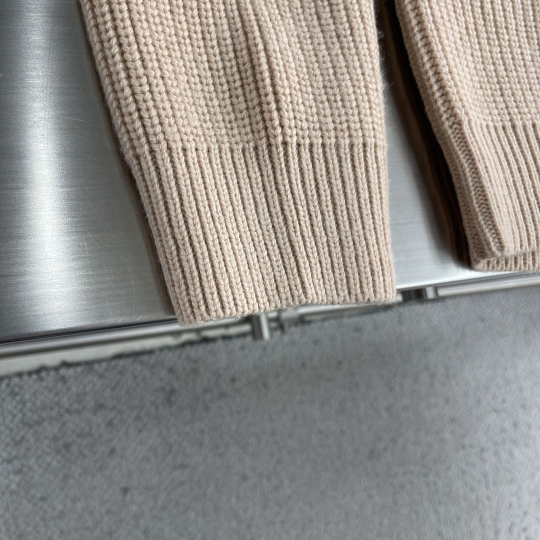 -驴牌 25fw新款针织圆领衫本款粗针织圆领衫取材负责任采购的细腻绵羊毛，醒目绽放 Monogram 花