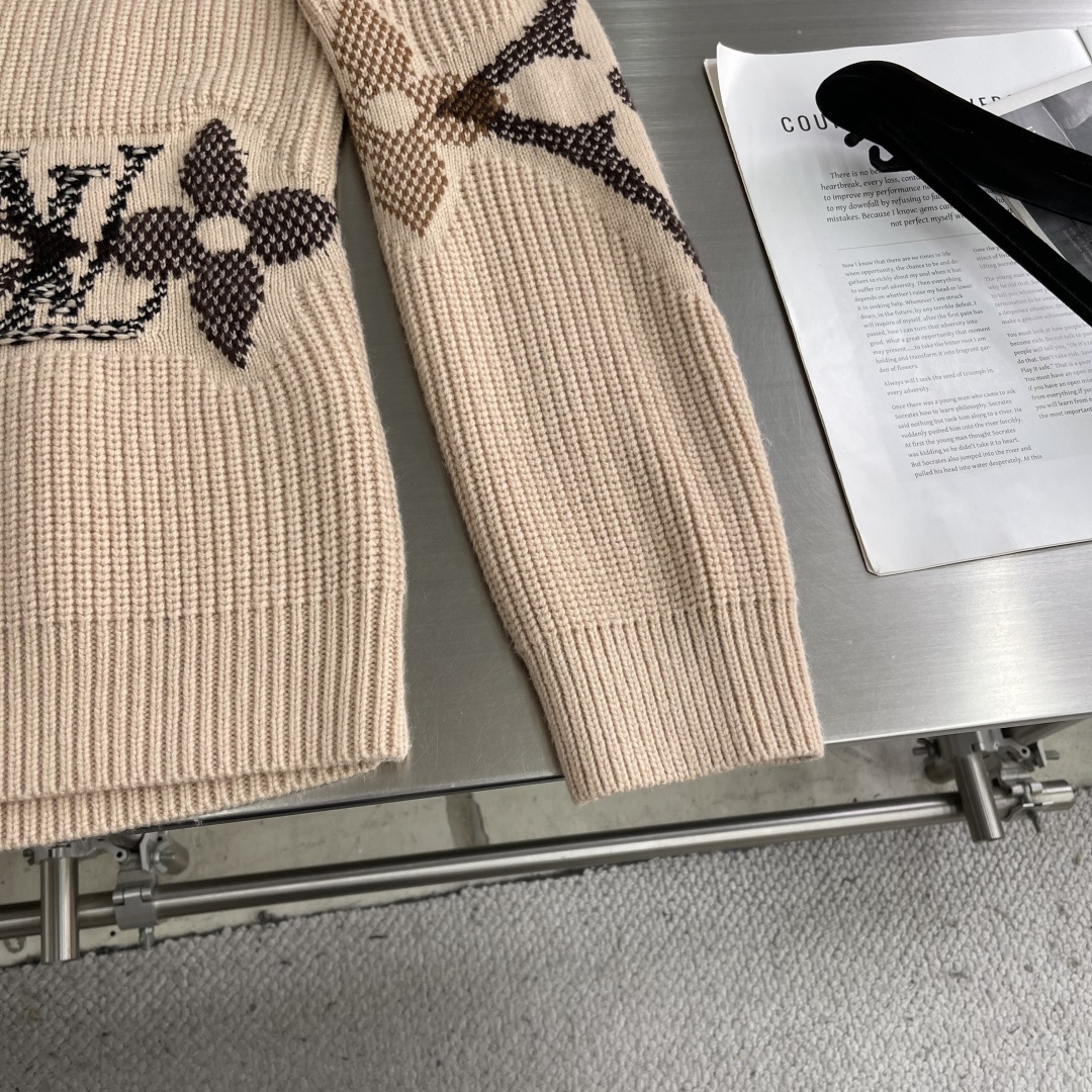 -驴牌 25fw新款针织圆领衫本款粗针织圆领衫取材负责任采购的细腻绵羊毛，醒目绽放 Monogram 花
