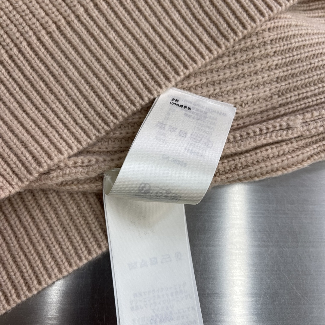 -驴牌 25fw新款针织圆领衫本款粗针织圆领衫取材负责任采购的细腻绵羊毛，醒目绽放 Monogram 花