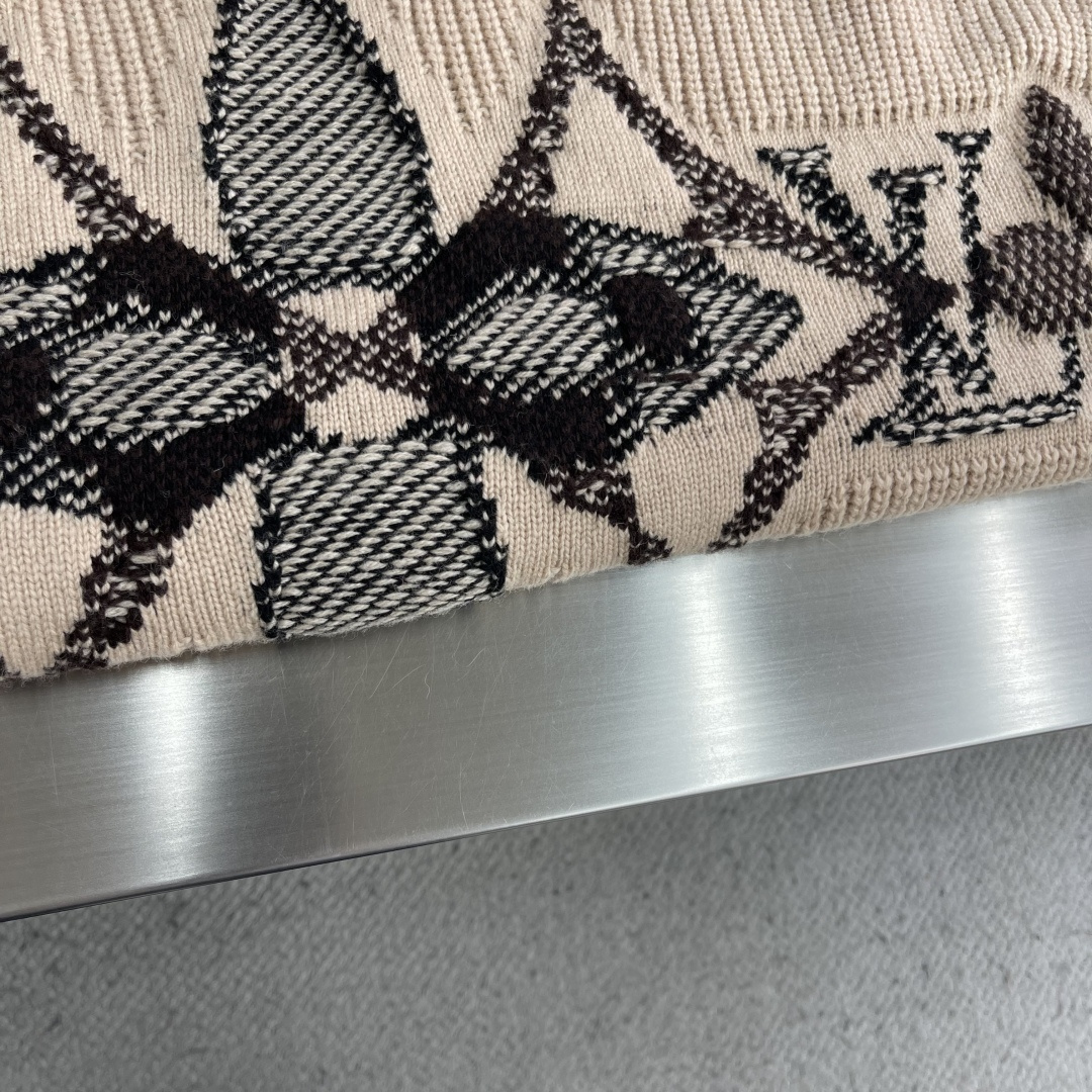 -驴牌 25fw新款针织圆领衫本款粗针织圆领衫取材负责任采购的细腻绵羊毛，醒目绽放 Monogram 花