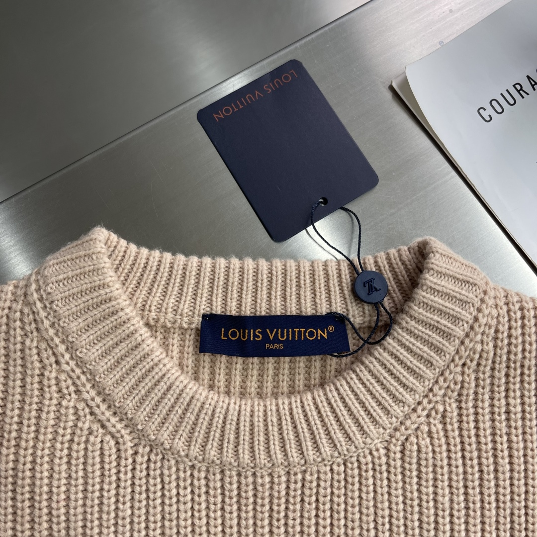 -驴牌 25fw新款针织圆领衫本款粗针织圆领衫取材负责任采购的细腻绵羊毛，醒目绽放 Monogram 花