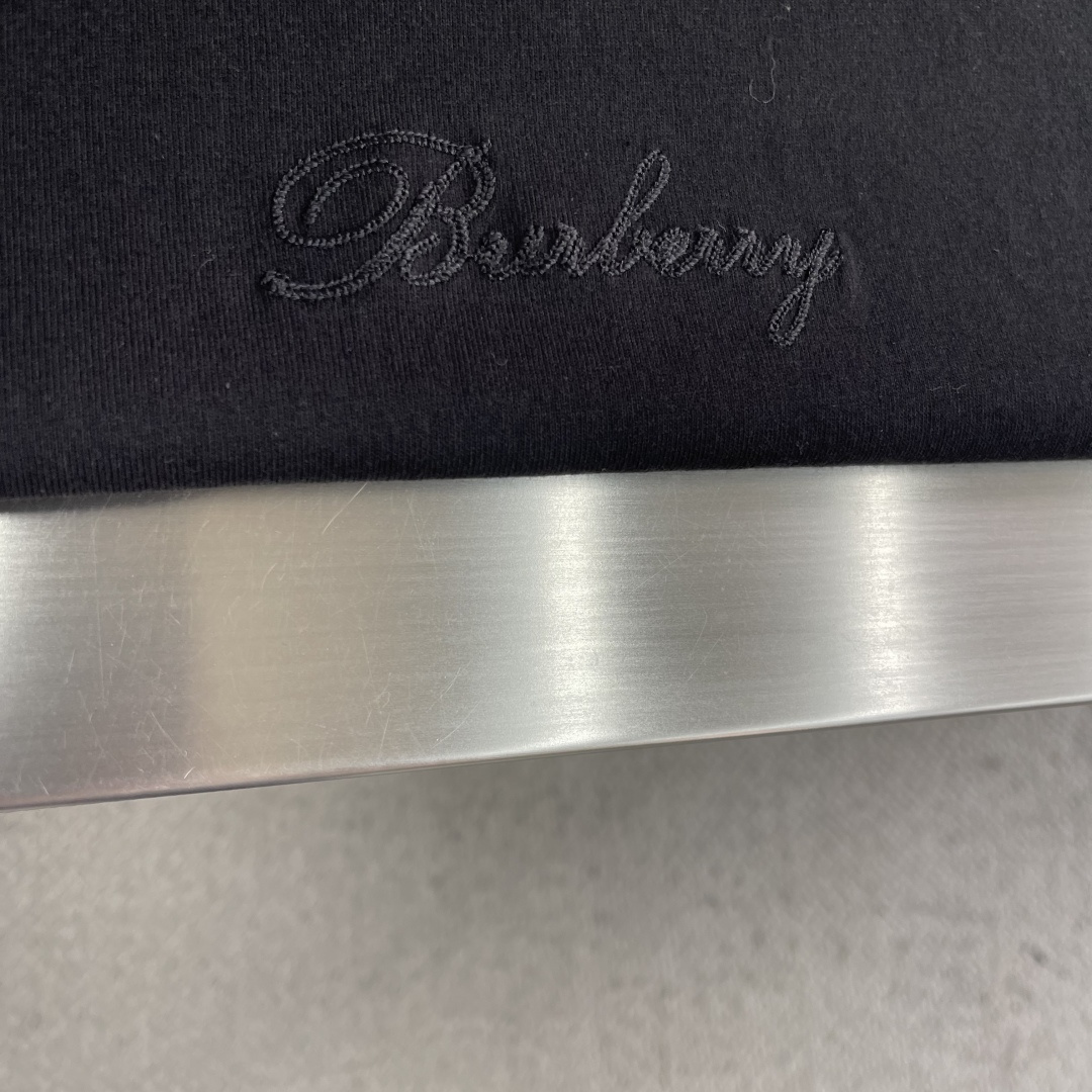 -BBR 25fw新款格纹草书风格徽标装饰棉质 T 恤衫圆领 T 恤衫，选用中量级平织棉面料打造，呈现休