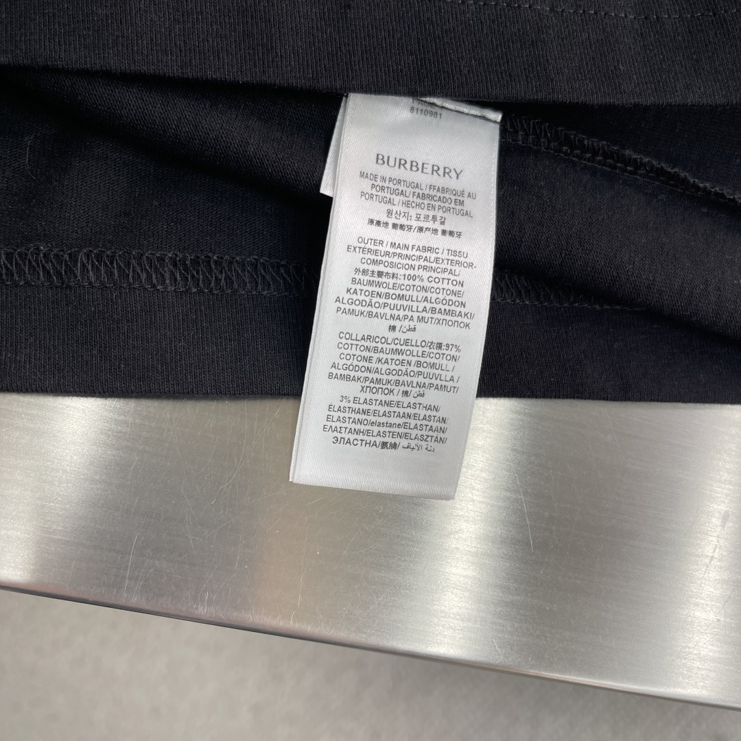 -BBR 25fw新款格纹草书风格徽标装饰棉质 T 恤衫圆领 T 恤衫，选用中量级平织棉面料打造，呈现休