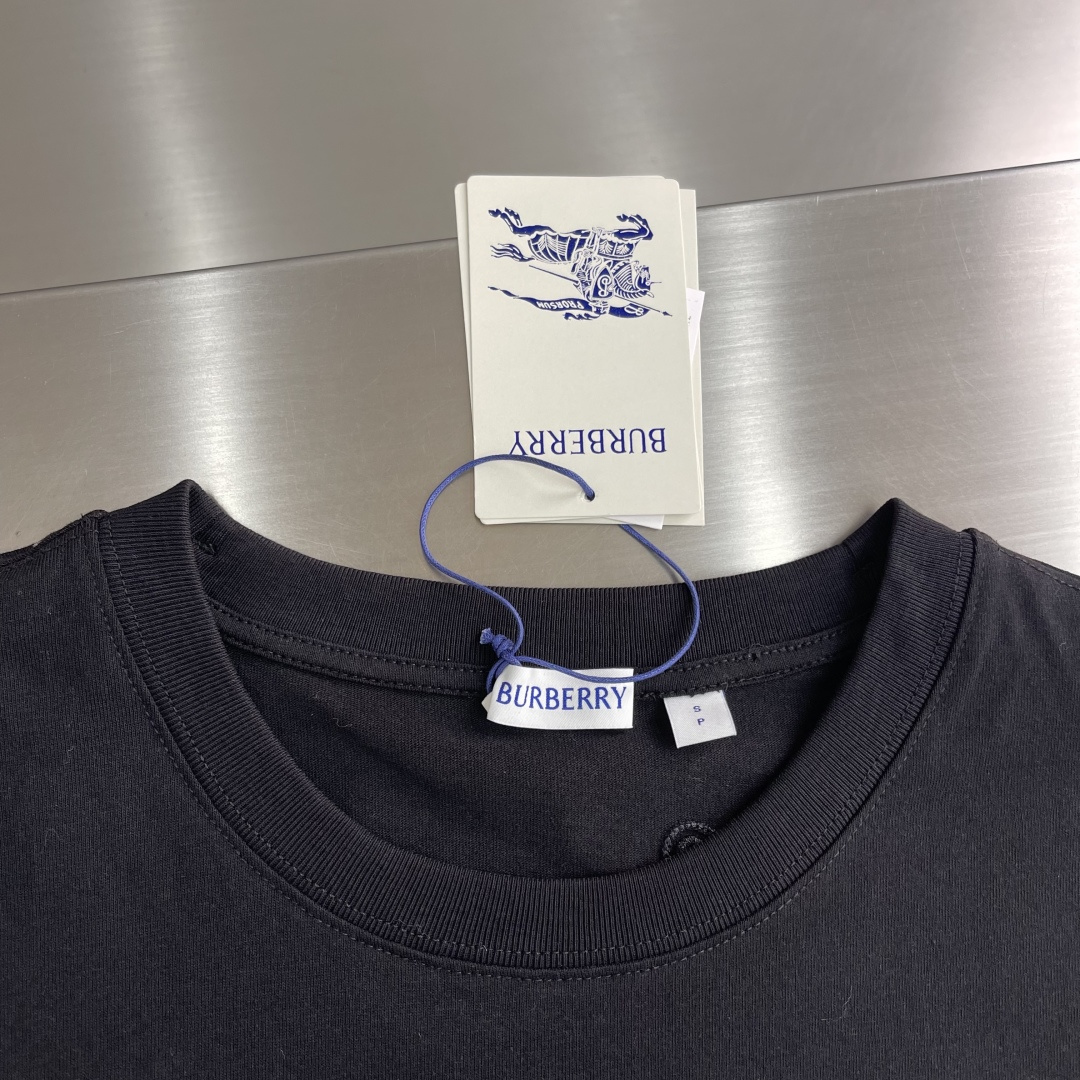 -BBR 25fw新款格纹草书风格徽标装饰棉质 T 恤衫圆领 T 恤衫，选用中量级平织棉面料打造，呈现休