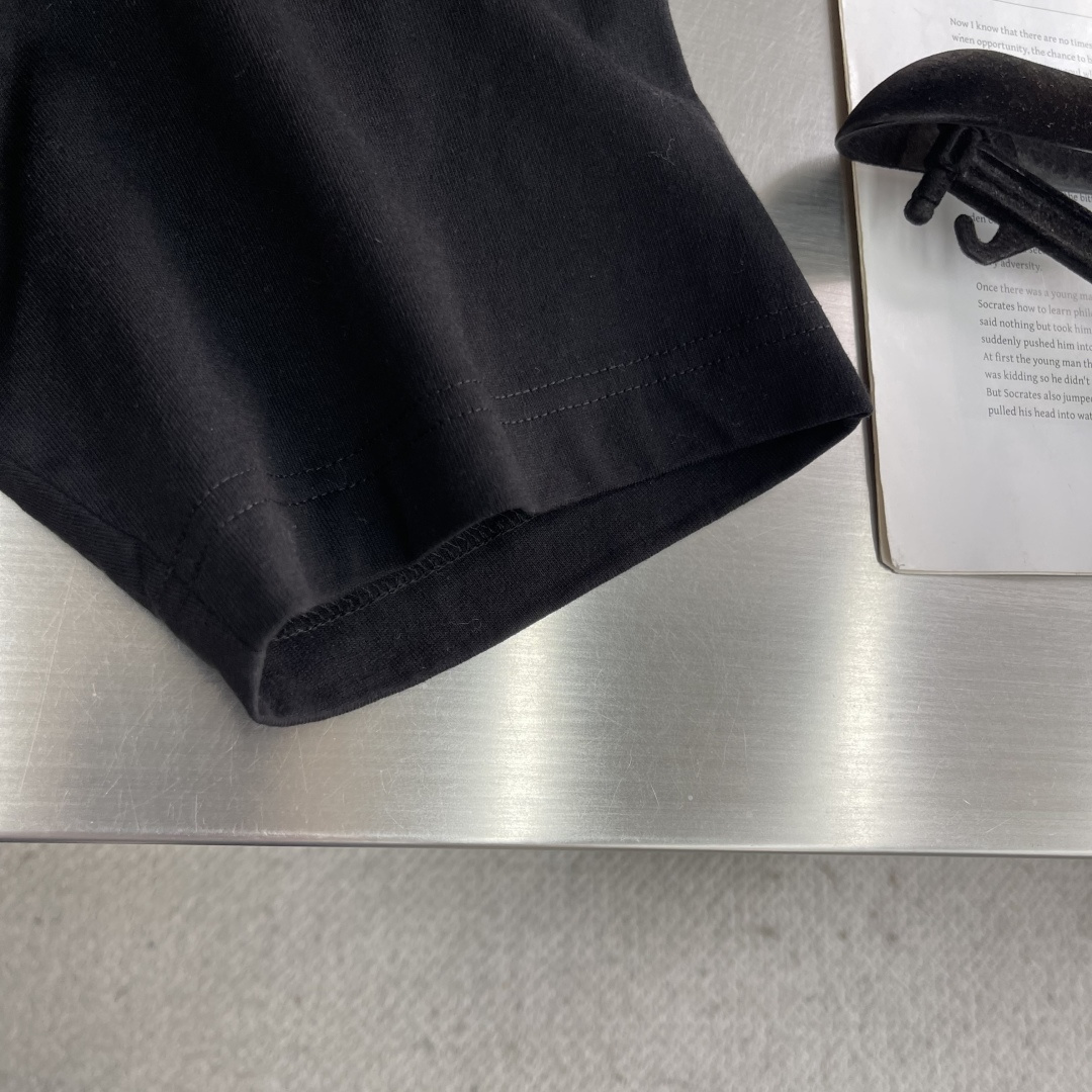 -BBR 25fw新款格纹草书风格徽标装饰棉质 T 恤衫圆领 T 恤衫，选用中量级平织棉面料打造，呈现休