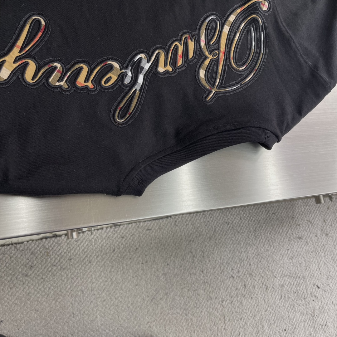 -BBR 25fw新款格纹草书风格徽标装饰棉质 T 恤衫圆领 T 恤衫，选用中量级平织棉面料打造，呈现休