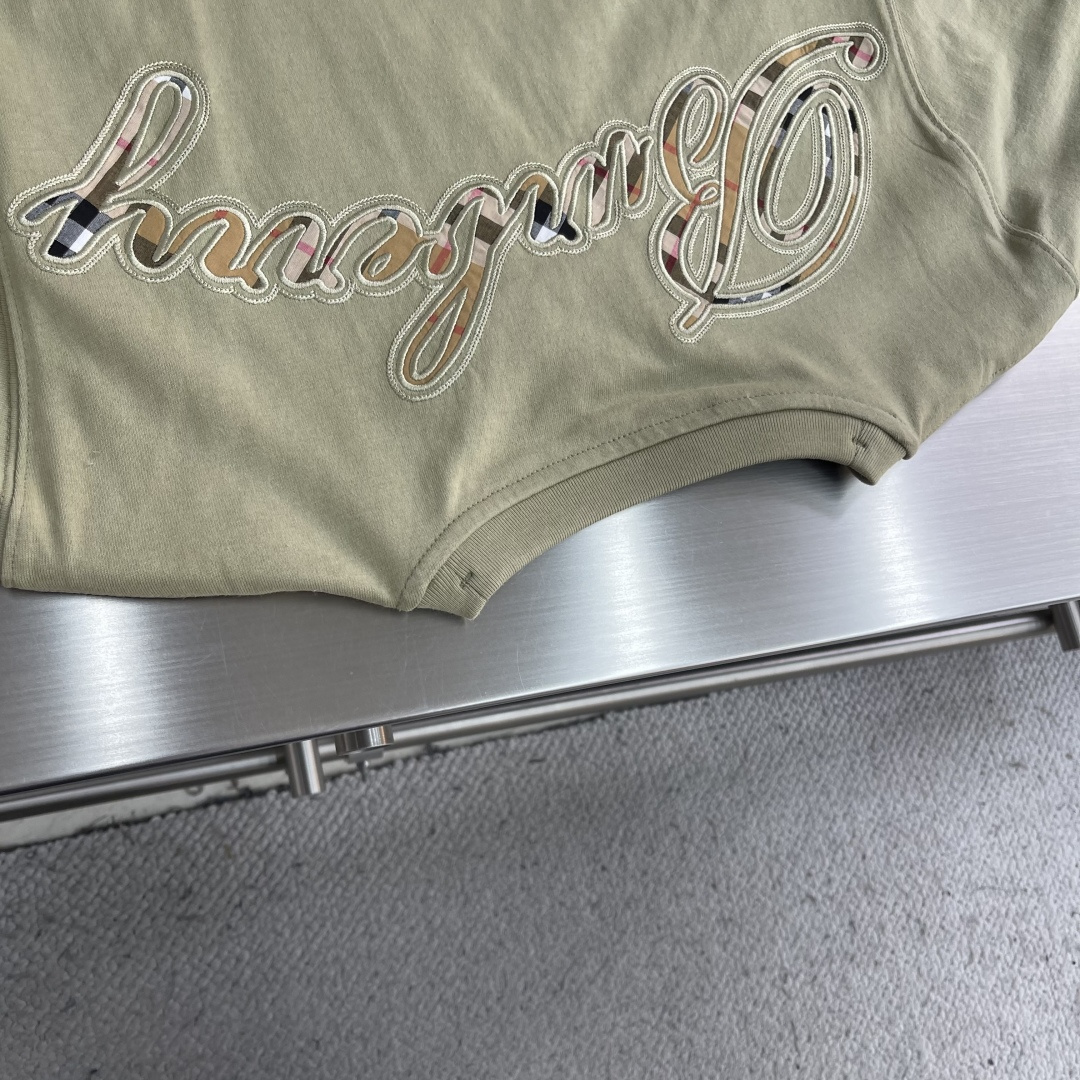 -BBR 25fw新款格纹草书风格徽标装饰棉质 T 恤衫圆领 T 恤衫，选用中量级平织棉面料打造，呈现休