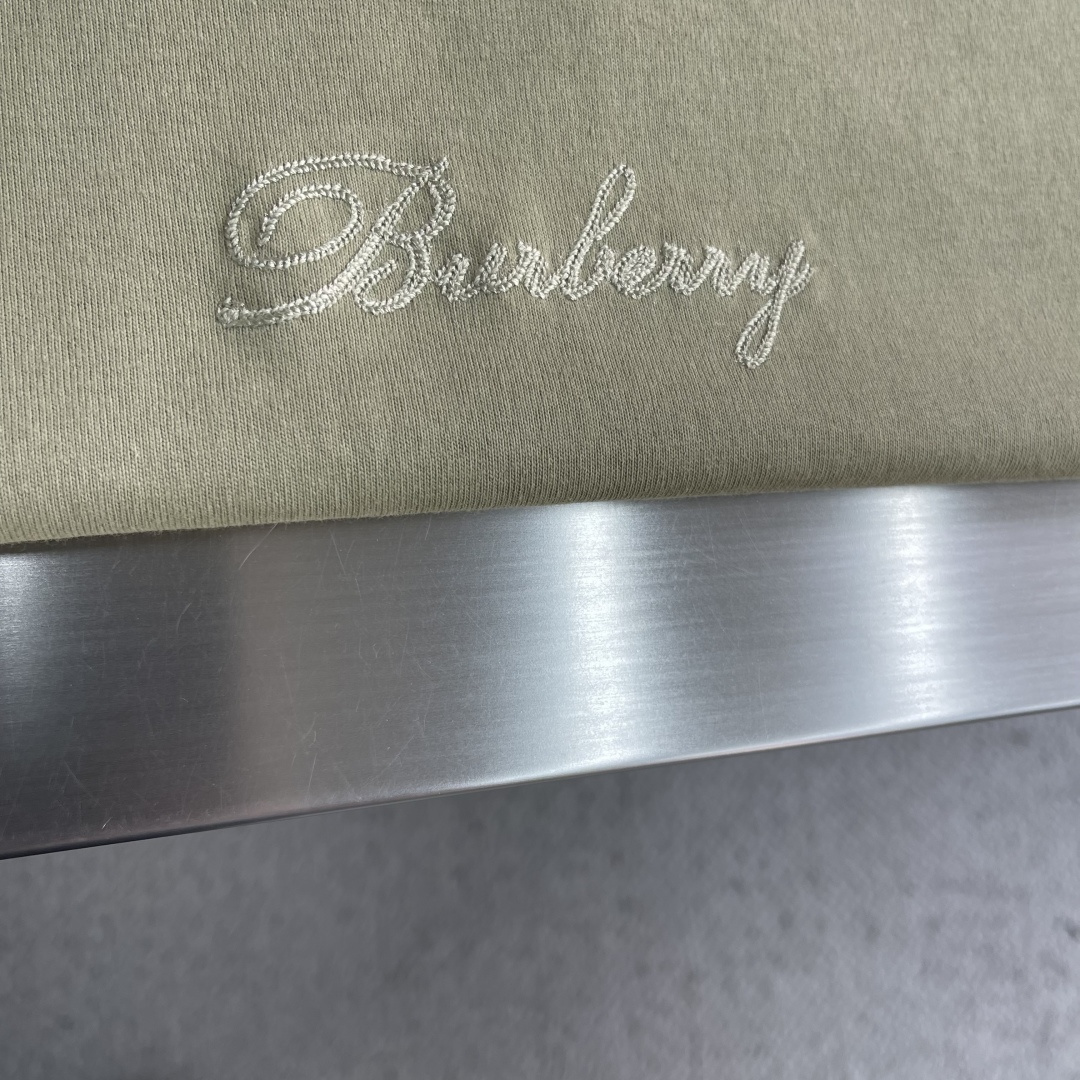 -BBR 25fw新款格纹草书风格徽标装饰棉质 T 恤衫圆领 T 恤衫，选用中量级平织棉面料打造，呈现休