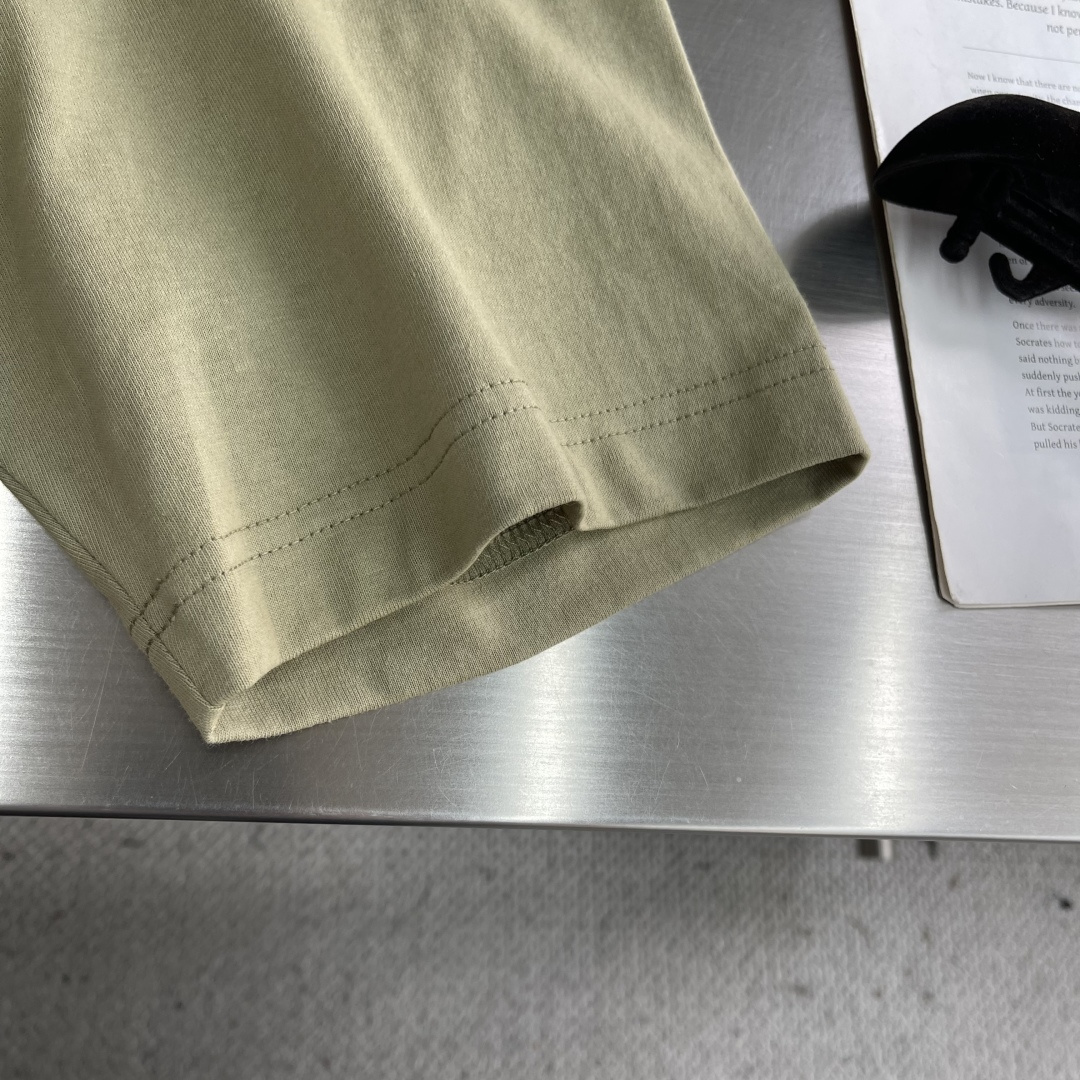 -BBR 25fw新款格纹草书风格徽标装饰棉质 T 恤衫圆领 T 恤衫，选用中量级平织棉面料打造，呈现休