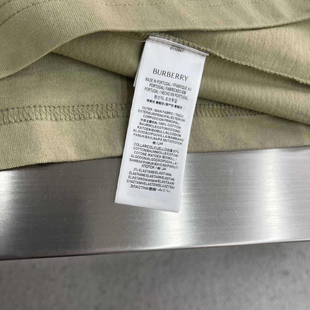 -BBR 25fw新款格纹草书风格徽标装饰棉质 T 恤衫圆领 T 恤衫，选用中量级平织棉面料打造，呈现休