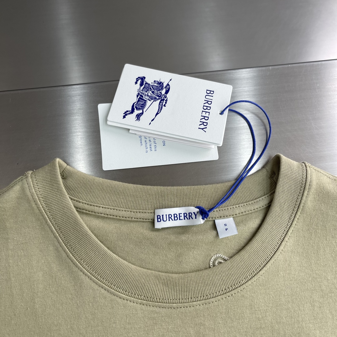 -BBR 25fw新款格纹草书风格徽标装饰棉质 T 恤衫圆领 T 恤衫，选用中量级平织棉面料打造，呈现休