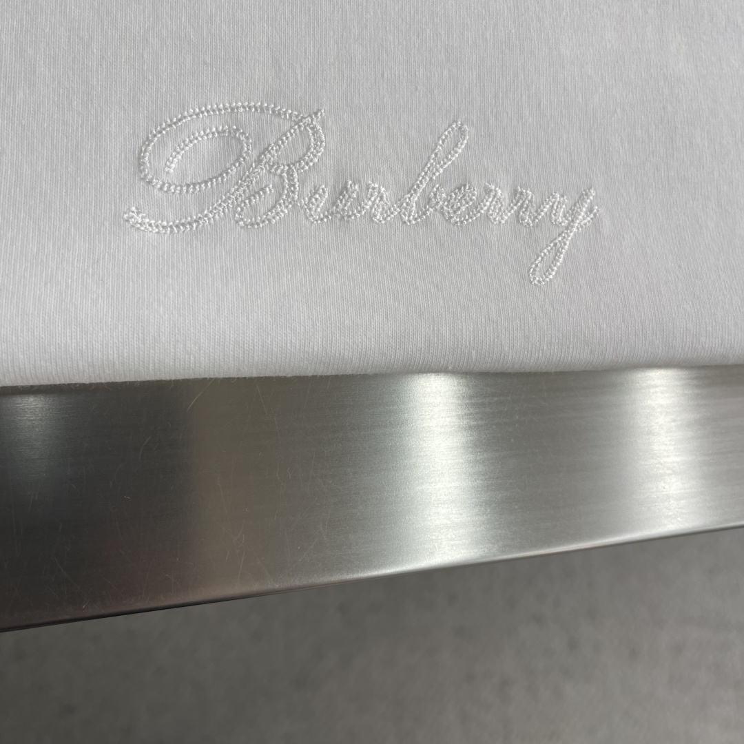 -BBR 25fw新款格纹草书风格徽标装饰棉质 T 恤衫圆领 T 恤衫，选用中量级平织棉面料打造，呈现休