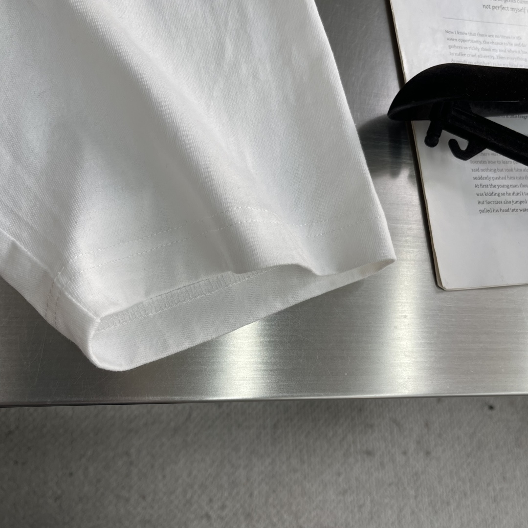 -BBR 25fw新款格纹草书风格徽标装饰棉质 T 恤衫圆领 T 恤衫，选用中量级平织棉面料打造，呈现休