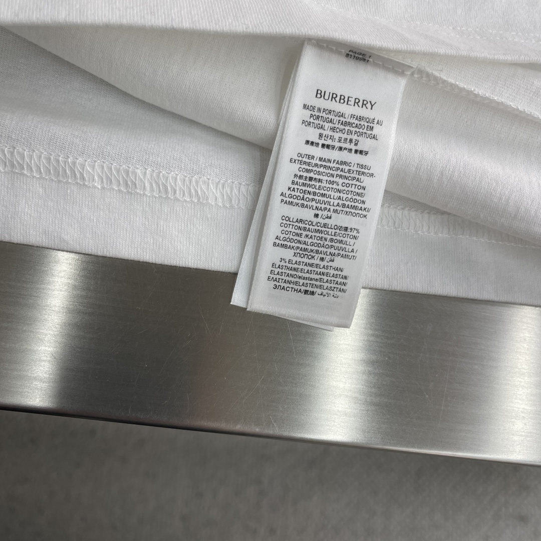 -BBR 25fw新款格纹草书风格徽标装饰棉质 T 恤衫圆领 T 恤衫，选用中量级平织棉面料打造，呈现休