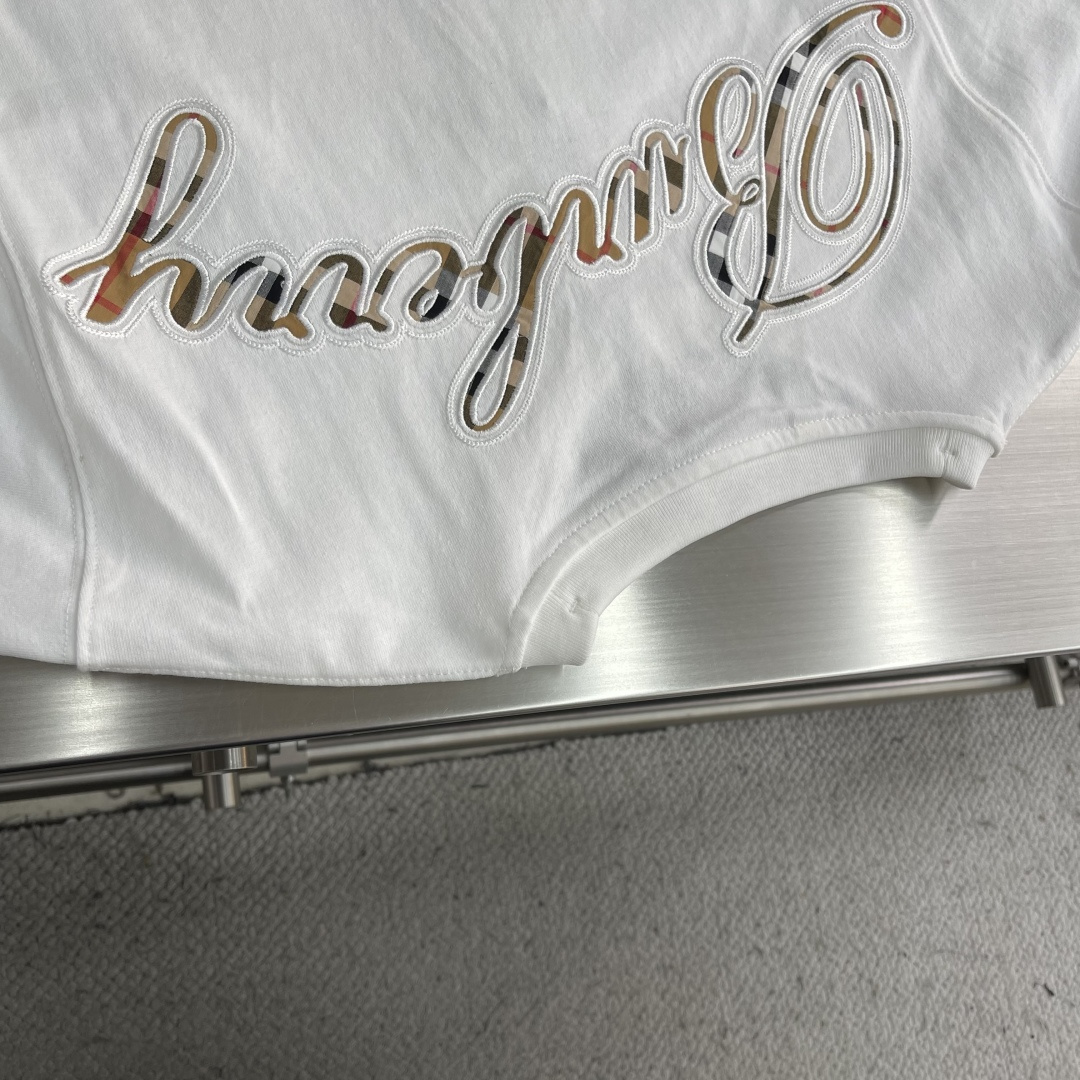 -BBR 25fw新款格纹草书风格徽标装饰棉质 T 恤衫圆领 T 恤衫，选用中量级平织棉面料打造，呈现休