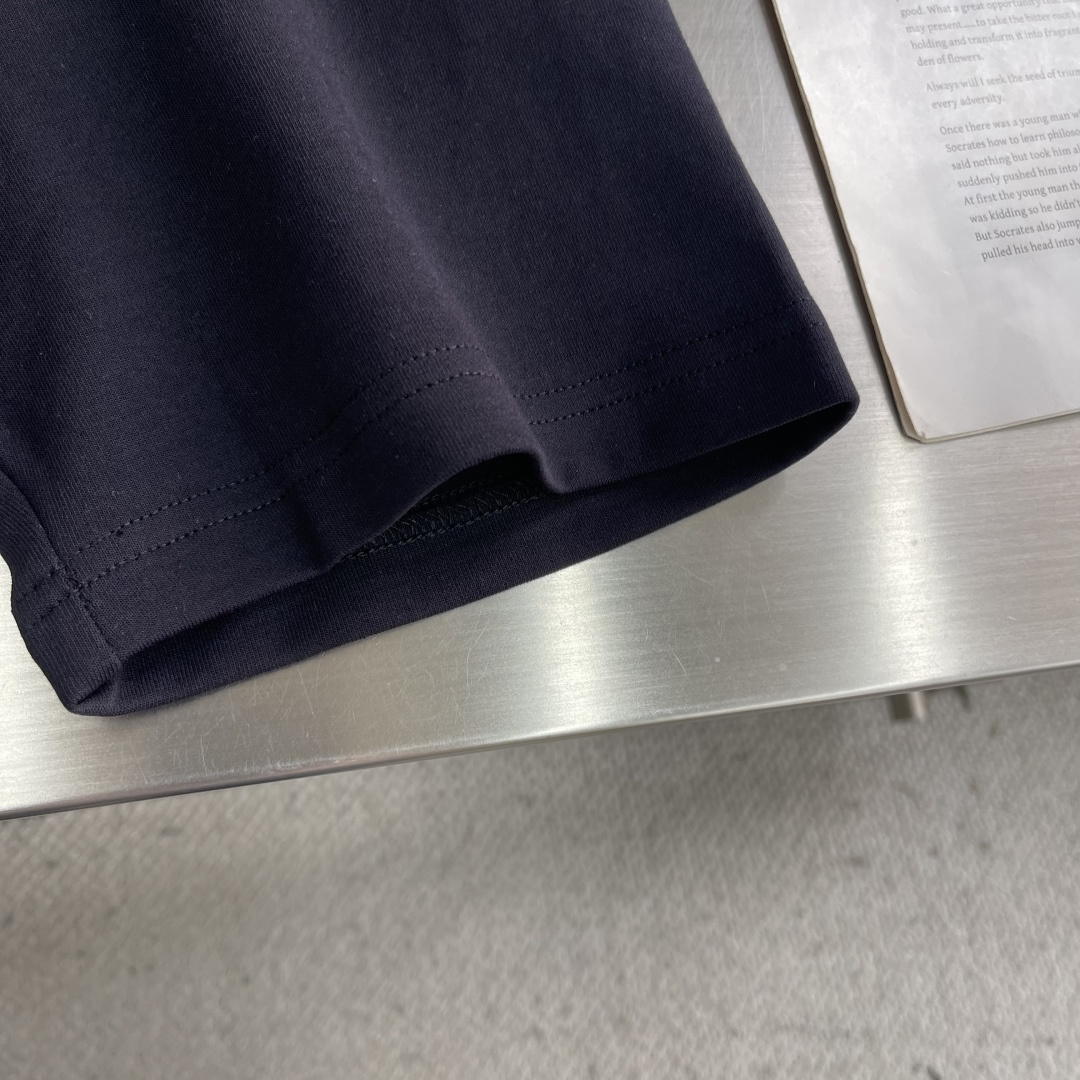 -FEND 25fw新款深蓝色棉质T恤正面绣有定制的撞色FEND BoomPoP图案，细节设计灵感源自该