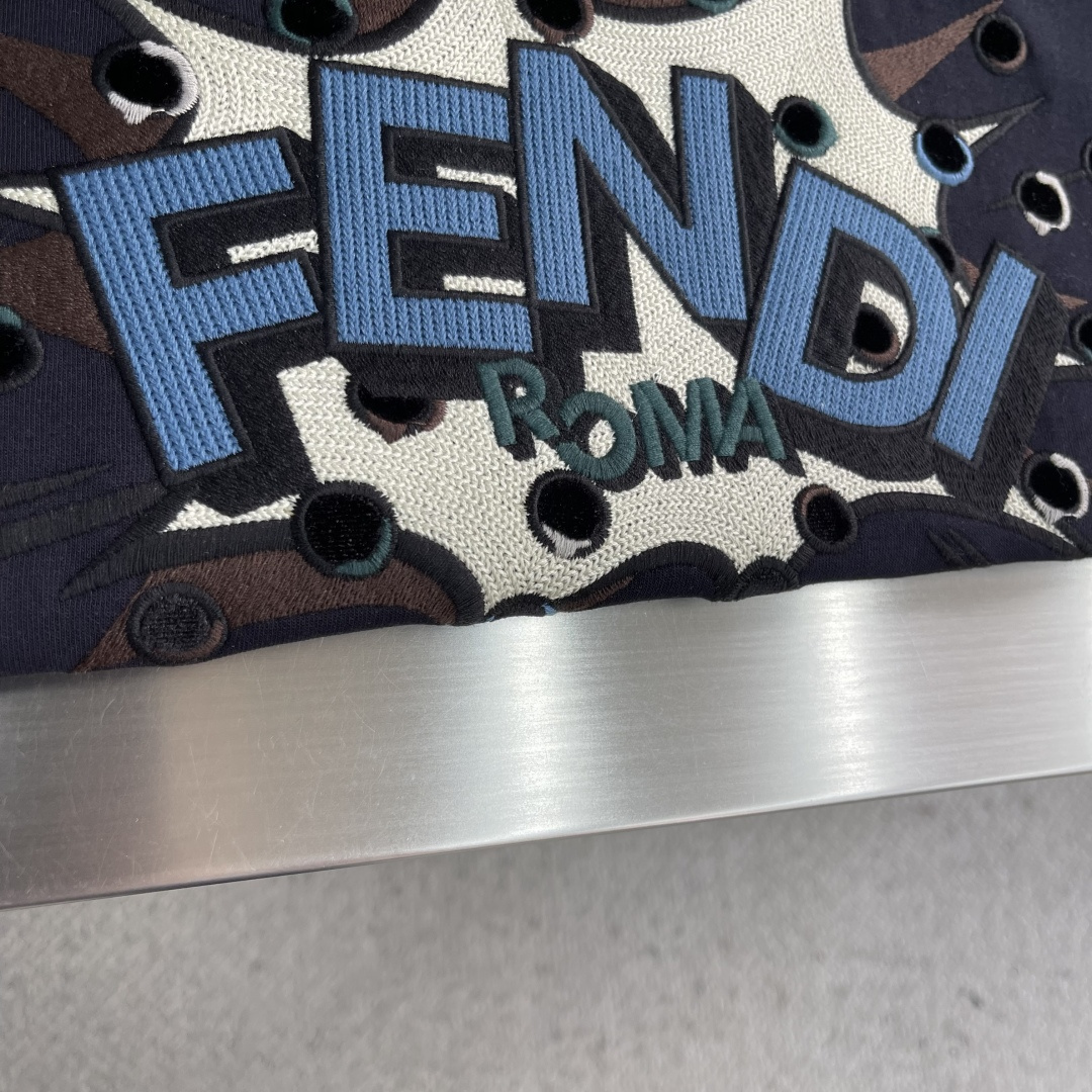 -FEND 25fw新款深蓝色棉质T恤正面绣有定制的撞色FEND BoomPoP图案，细节设计灵感源自该