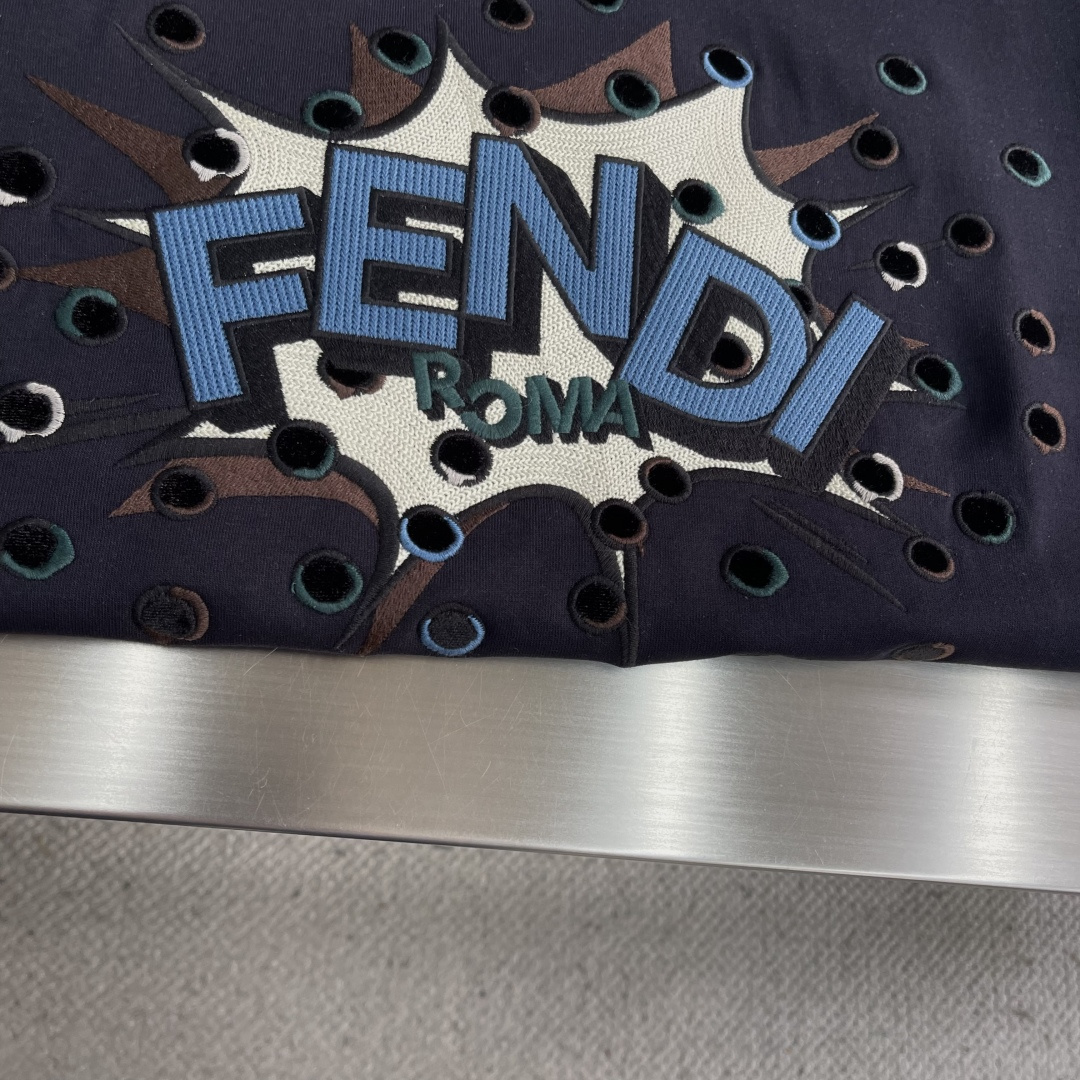 -FEND 25fw新款深蓝色棉质T恤正面绣有定制的撞色FEND BoomPoP图案，细节设计灵感源自该