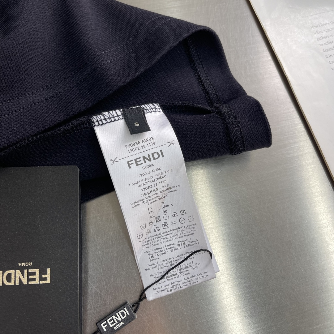 -FEND 25fw新款深蓝色棉质T恤正面绣有定制的撞色FEND BoomPoP图案，细节设计灵感源自该