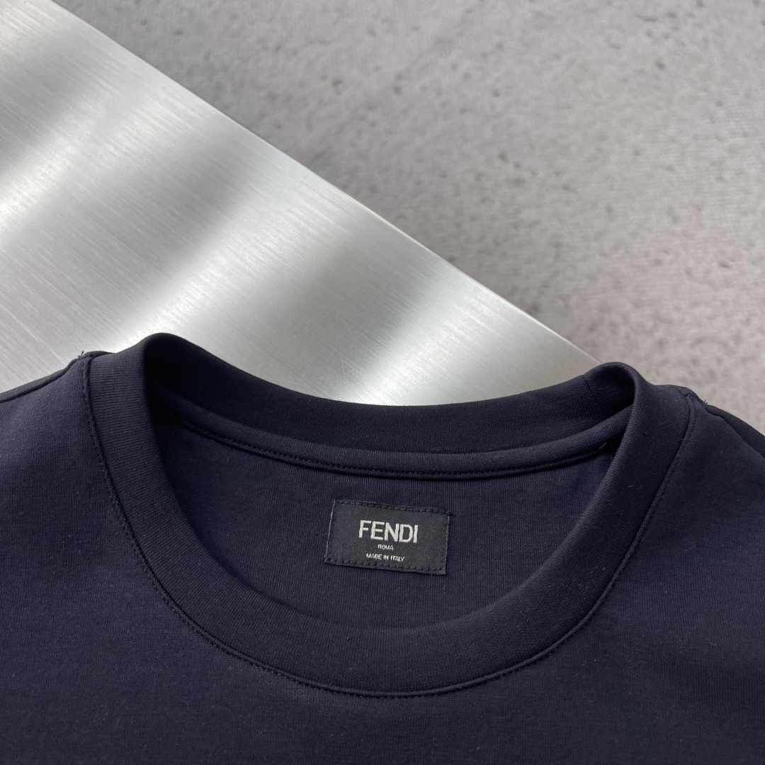 -FEND 25fw新款深蓝色棉质T恤正面绣有定制的撞色FEND BoomPoP图案，细节设计灵感源自该