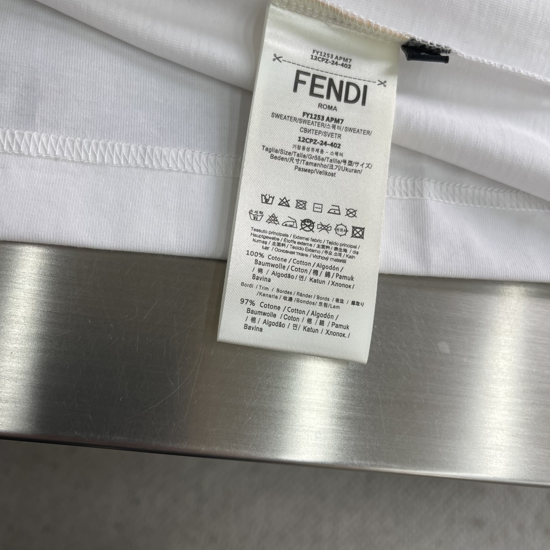 -FEND 25fw新款T恤 白色棉质T恤白色纯棉材质，胸部饰有撞色刺绣，灵感源自创意总监Silvia 