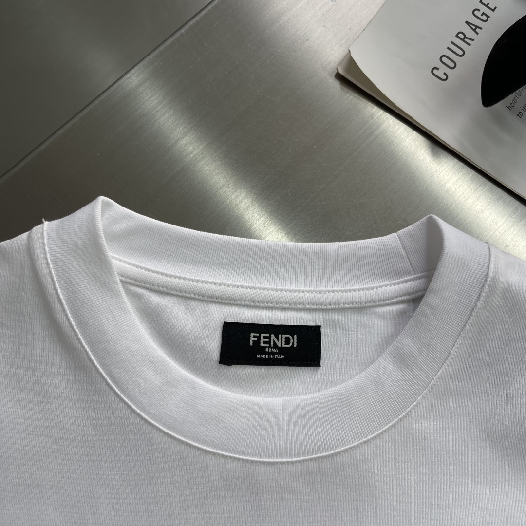 -FEND 25fw新款T恤 白色棉质T恤白色纯棉材质，胸部饰有撞色刺绣，灵感源自创意总监Silvia 