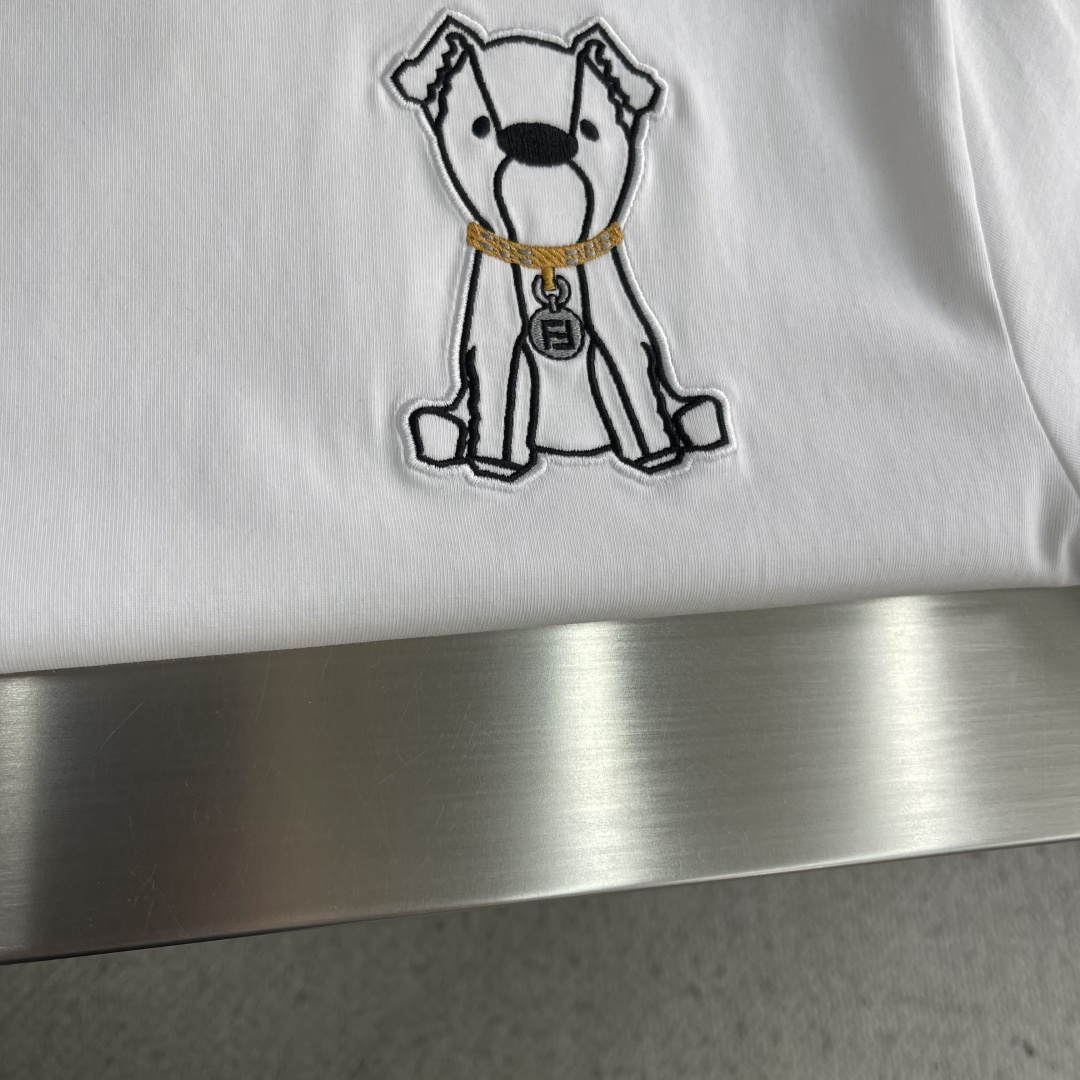 -FEND 25fw新款T恤 白色棉质T恤白色纯棉材质，胸部饰有撞色刺绣，灵感源自创意总监Silvia 