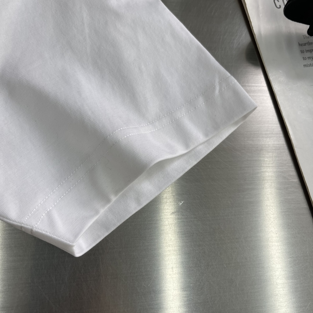 -FEND 25fw新款T恤 白色棉质T恤白色纯棉材质，胸部饰有撞色刺绣，灵感源自创意总监Silvia 