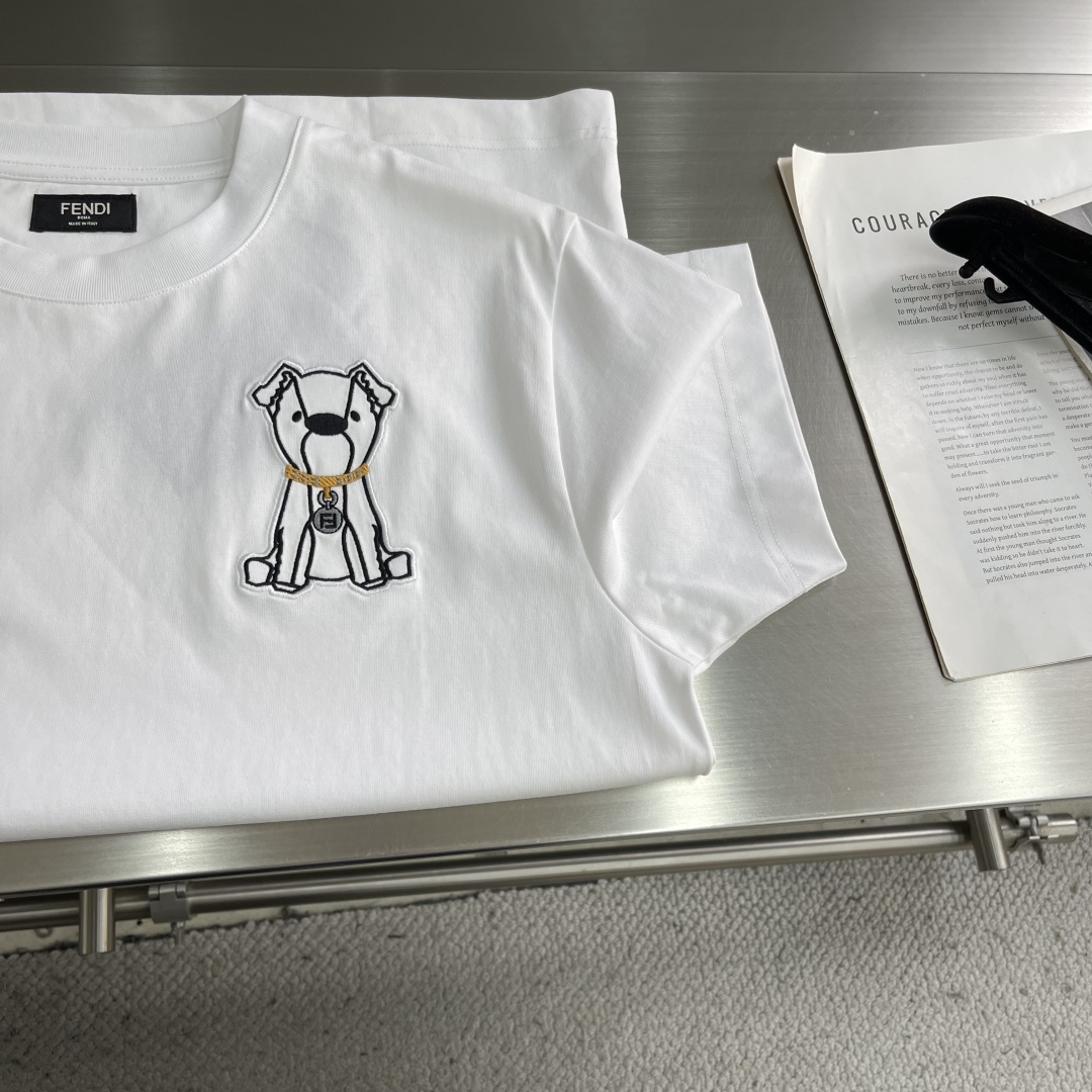 -FEND 25fw新款T恤 白色棉质T恤白色纯棉材质，胸部饰有撞色刺绣，灵感源自创意总监Silvia 