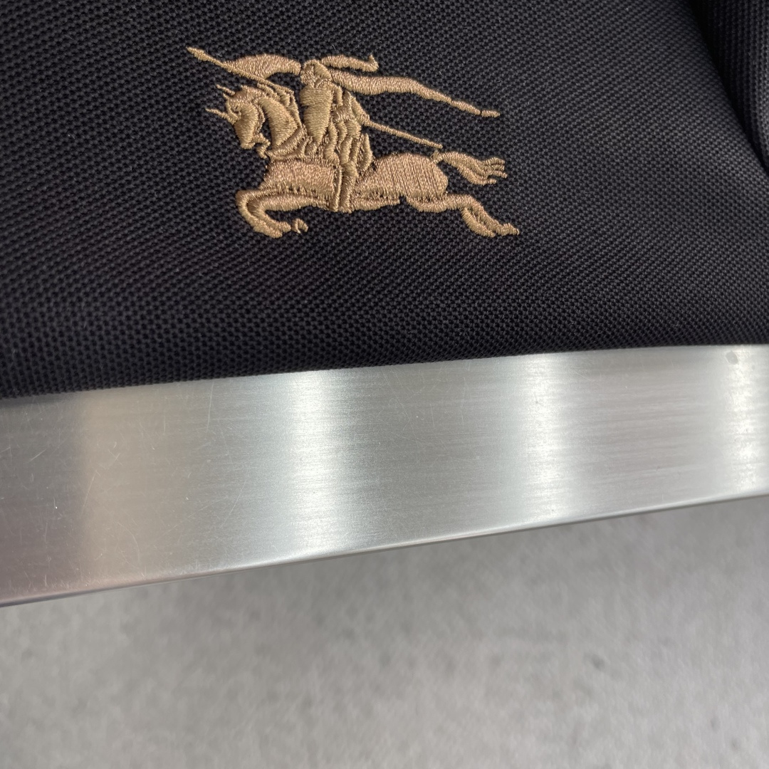 -BBR 26ss新款金属感马术骑士徽标棉质 Polo 衫修身版型，呈现贴身剪裁。尺码标准，请选择平时正