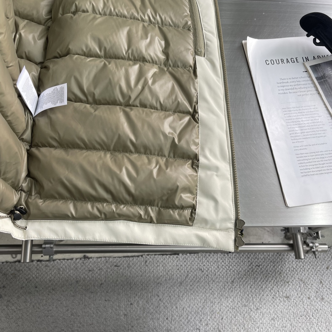 -RAlP🆕H LAUREN 拉夫劳伦 徽标连帽羽绒服高密度尼龙塔夫绸密度约210T-300T，表面光滑